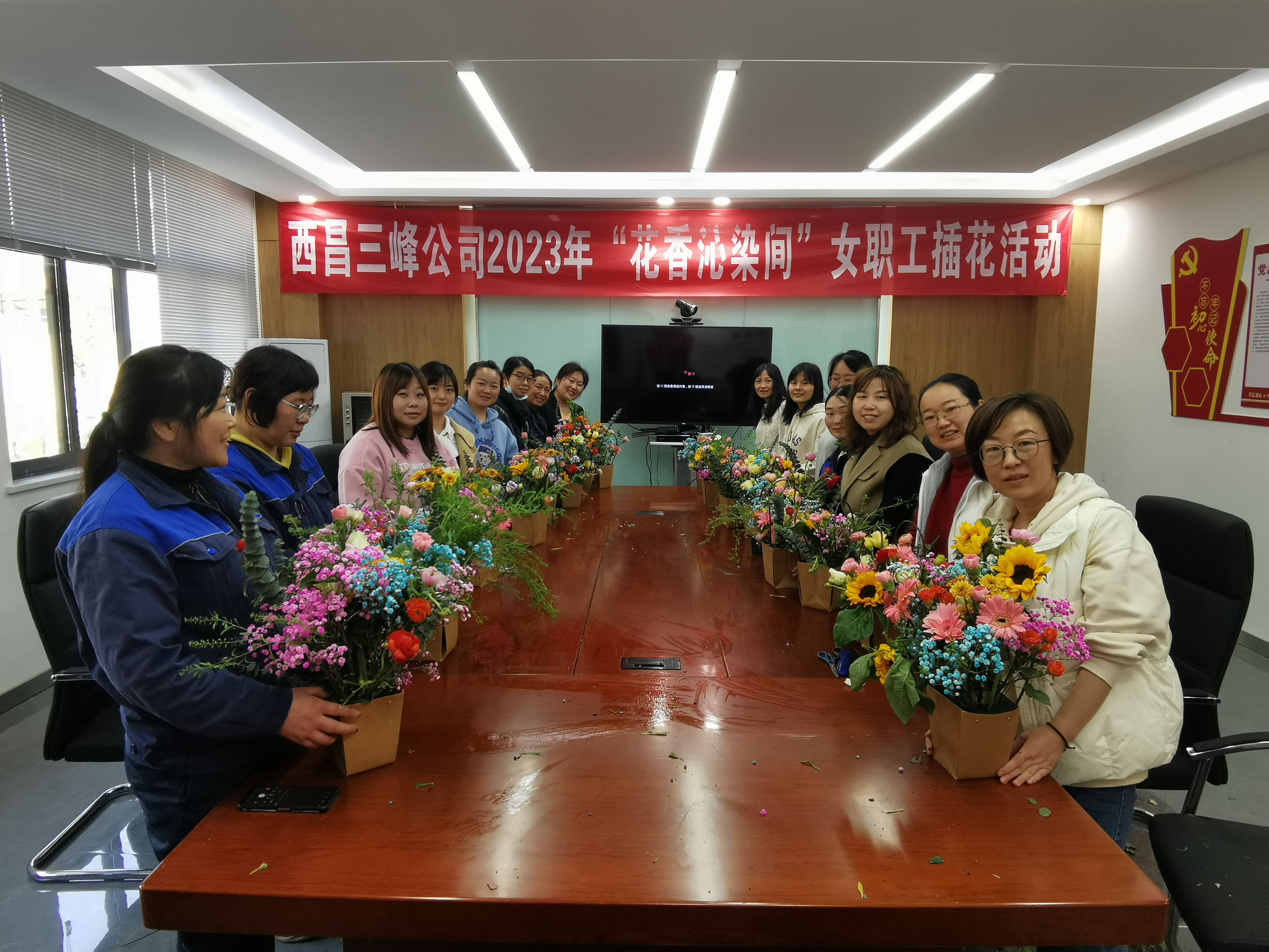 3月7日，四川西昌公司開展“花香沁染間”插花活動。.jpg